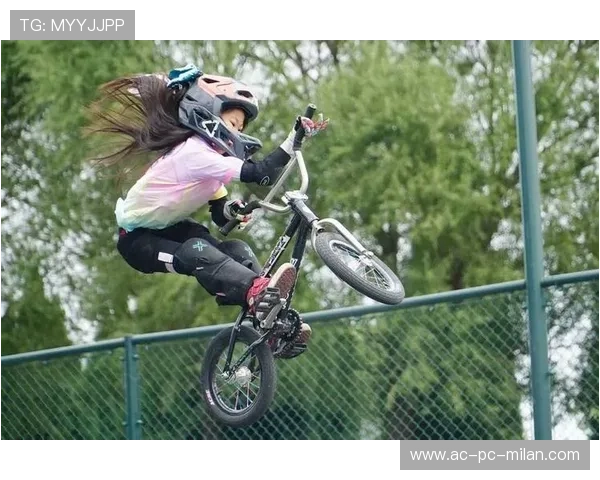 BMX 小轮车选手飞跃障碍近乎失重