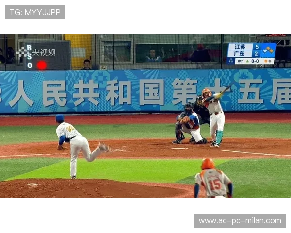 垒球赛裁判被球击倒！比赛紧急暂停